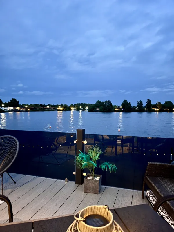 Isla’s Lakeside Retreat