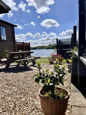Isla’s Lakeside Retreat at Tattershall Lakes Country Park, Lincoln